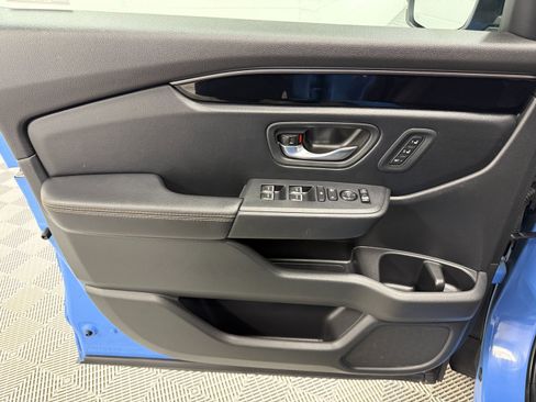 Used 2025 Honda Pilot TrailSport image 11