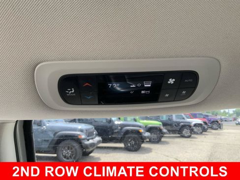 Used 2023 Chrysler Pacifica Touring-L FWD image 47