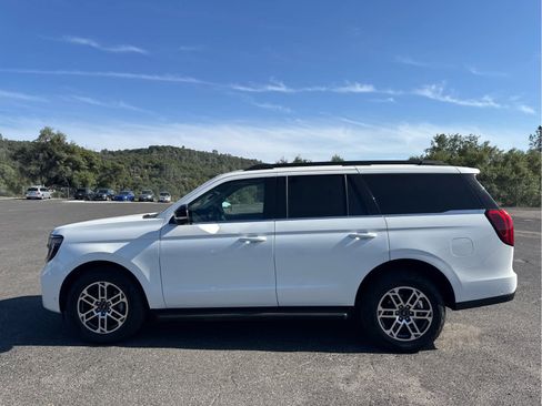 Certified 2025 Ford Expedition Active AWD/4WD image 8