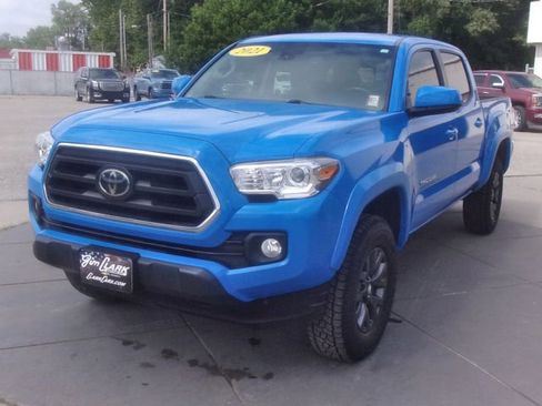 Used 2021 Toyota Tacoma SR5 AWD/4WD image 14