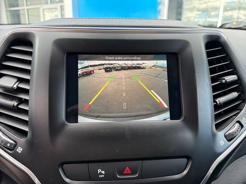 Used 2020 Jeep Cherokee Latitude Plus w/ Comfort/Convenience Group AWD/4WD image 25