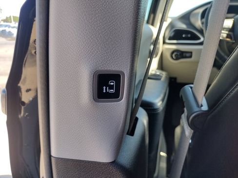 Used 2023 Chrysler Pacifica Touring-L FWD image 22