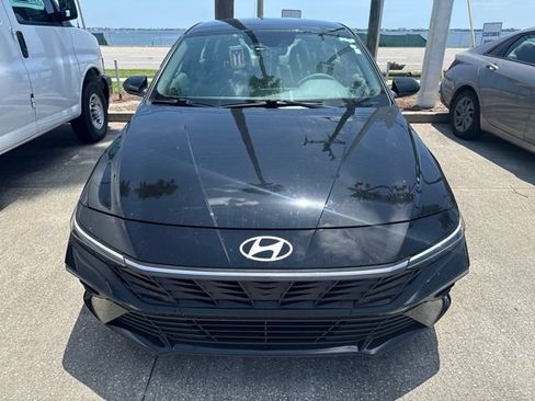 Used 2024 Hyundai Elantra SEL FWD image 2