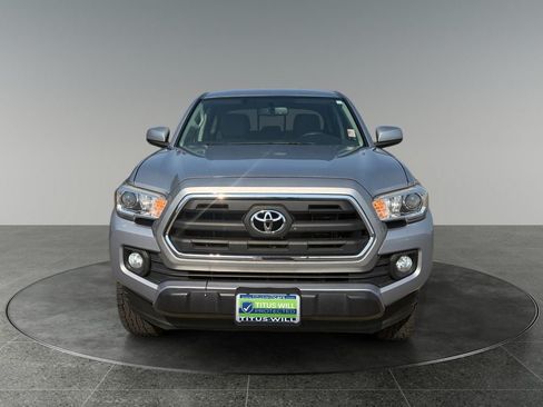 Used 2017 Toyota Tacoma SR5 w/ Tow Package AWD/4WD image 2