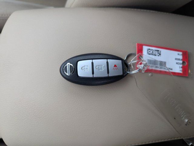 Used 2014 Nissan Rogue SV AWD/4WD image 28
