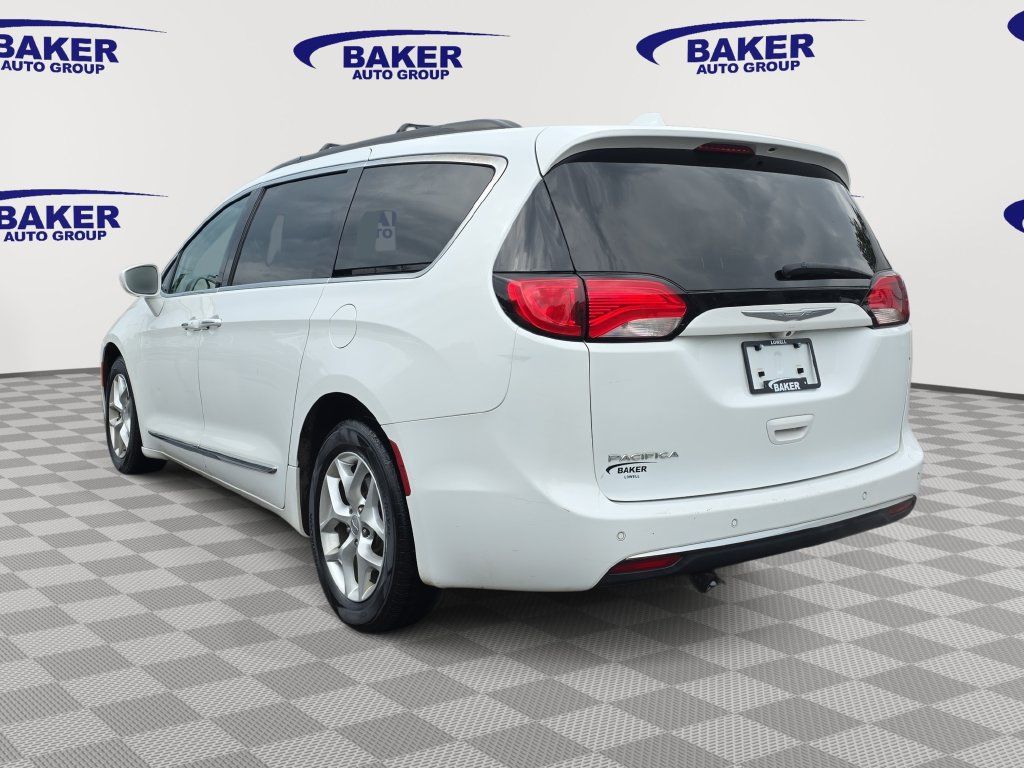 Used 2017 Chrysler Pacifica Touring-L w/ Tire & Wheel Group FWD image 7