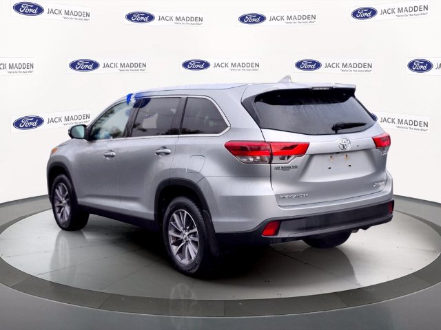 Used 2019 Toyota Highlander XLE AWD/4WD image 3