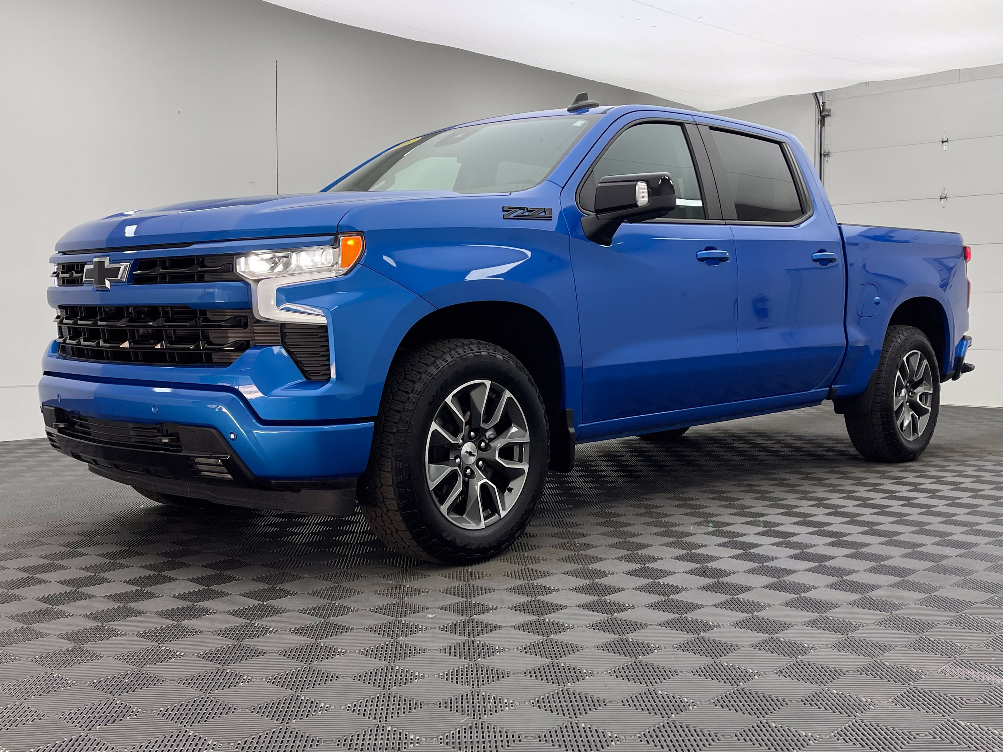 Used 2025 Chevrolet Silverado 1500 RST AWD/4WD image 2