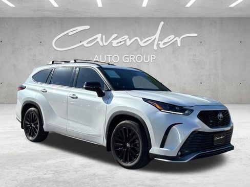 Used 2024 Toyota Highlander XSE FWD image 2