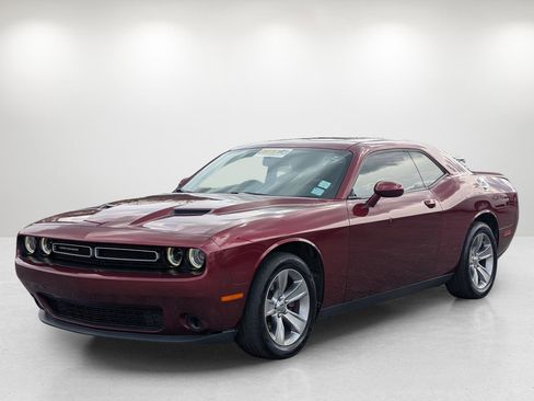 Used 2019 Dodge Challenger SXT image 1