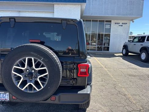 Used 2025 Jeep Wrangler Sahara image 3