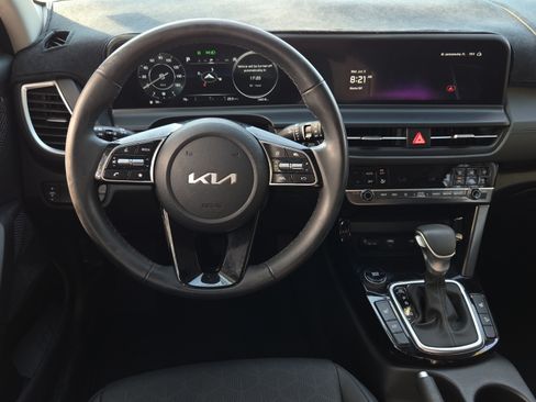 Used 2024 Kia Seltos EX FWD image 12