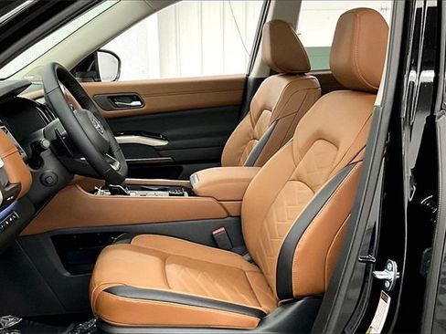 New 2025 Nissan Pathfinder Platinum image 9