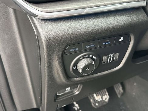 Used 2022 Jeep Grand Cherokee Overland w/ Advanced Protech Group III image 23