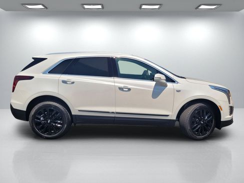 New 2026 Cadillac XT5 Luxury w/ LPO, ONYX Package FWD image 3