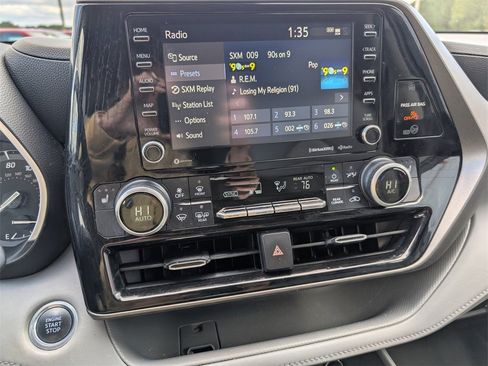 Used 2021 Toyota Highlander XLE image 14