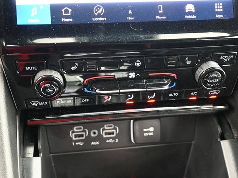 Used 2025 Jeep Grand Cherokee L Limited w/ Black Appearance Package AWD/4WD image 12