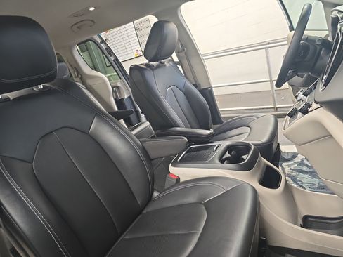 Used 2024 Chrysler Pacifica Touring-L image 10