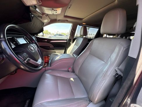 Used 2018 Toyota Highlander XLE FWD image 6