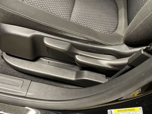 Used 2023 GMC Acadia SLE image 13