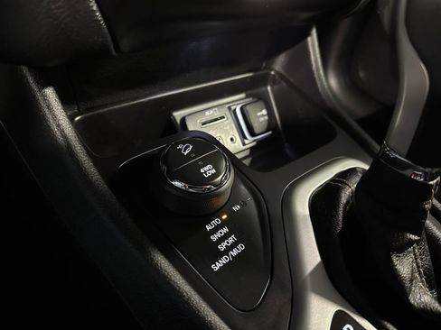 Used 2018 Jeep Cherokee Latitude Plus w/ Cold Weather Group image 69