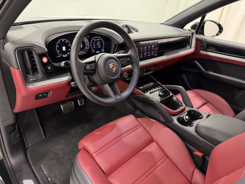 Certified 2025 Porsche Cayenne S AWD/4WD image 4