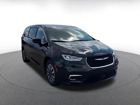 Used 2023 Chrysler Pacifica Touring-L FWD image 3
