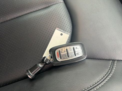 Used 2024 Chrysler Pacifica Touring-L image 30