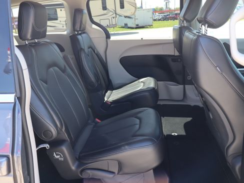 Used 2023 Chrysler Pacifica Touring-L FWD image 14