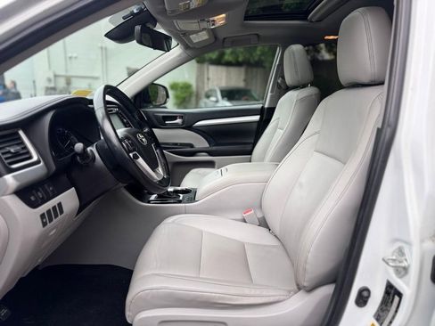 Used 2019 Toyota Highlander XLE AWD/4WD image 19