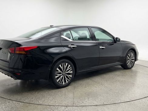 Used 2025 Nissan Altima 2.5 SV image 9