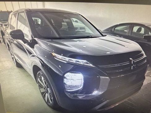 Used 2025 Mitsubishi Outlander SE image 3