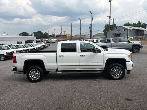 Used 2018 GMC Sierra 2500 Denali w/ Duramax Plus Package AWD/4WD image 4