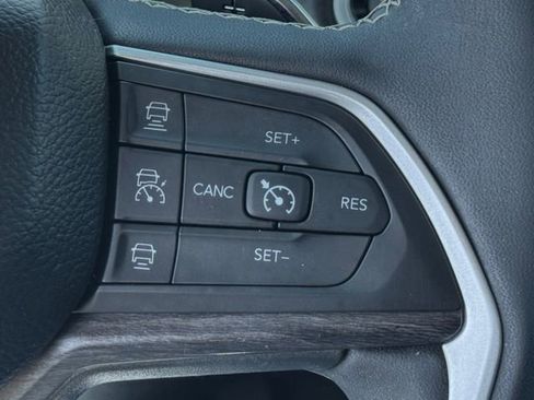 Used 2023 Jeep Grand Cherokee L Limited AWD/4WD image 22