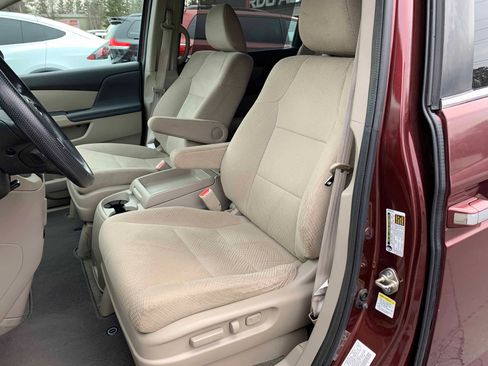 Used 2016 Honda Odyssey SE image 2