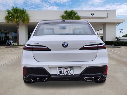 Certified 2025 BMW 760i xDrive w/ Luxury Rear Seating Package AWD/4WD image 5