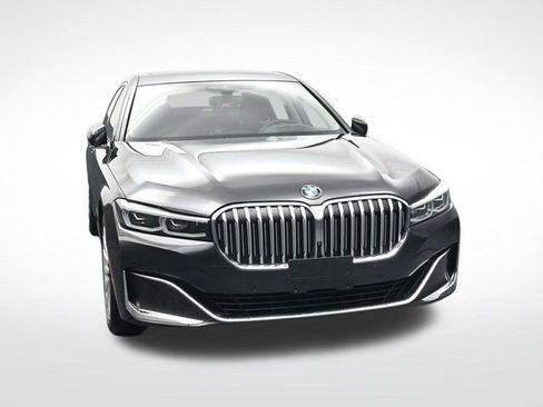 Used 2022 BMW 740i w/ Premium Package image 11