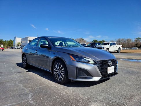 Used 2025 Nissan Altima 2.5 SV image 7