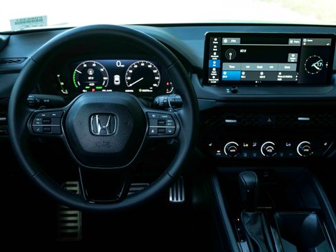 Used 2025 Honda Accord Sport image 19