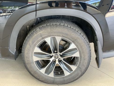 Used 2022 Toyota Highlander XLE AWD/4WD image 13