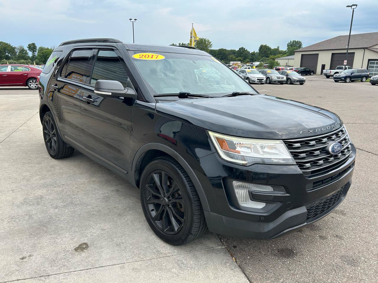 Used 2017 Ford Explorer XLT w/ XLT Technology Feature Bundle AWD/4WD image 3