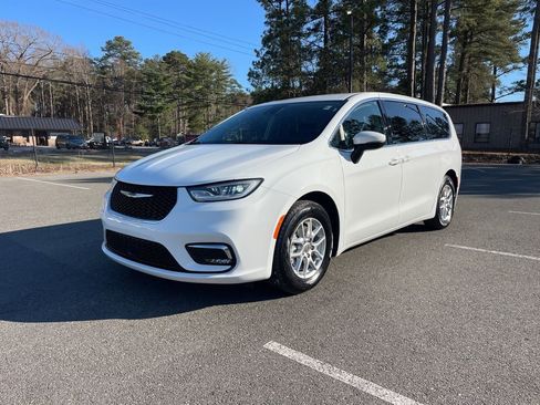 Used 2023 Chrysler Pacifica Touring-L image 2