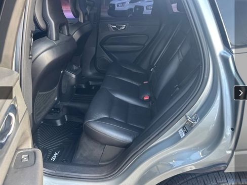 Used 2018 Volvo XC60 T5 Momentum w/ Convenience Package AWD/4WD image 4