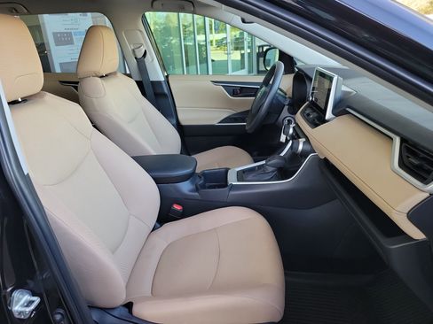 Certified 2025 Toyota RAV4 LE image 31