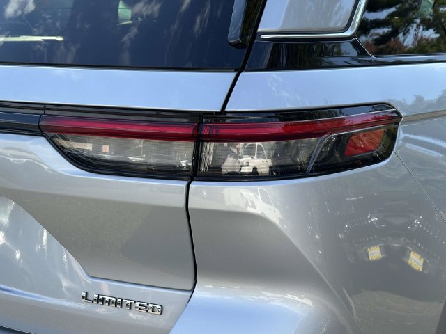 Certified 2024 Jeep Grand Cherokee Limited AWD/4WD image 11
