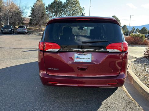 Used 2023 Chrysler Voyager LX image 5