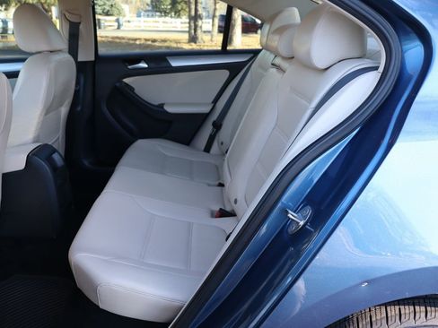 Used 2017 Volkswagen Jetta SE image 19