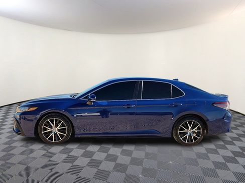 Used 2023 Toyota Camry SE image 2