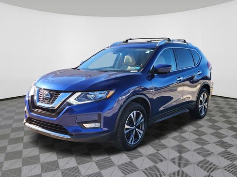 Used 2019 Nissan Rogue SV w/ Premium Package image 2
