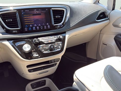 Used 2018 Chrysler Pacifica Limited w/ Advanced Safetytec Group FWD image 19